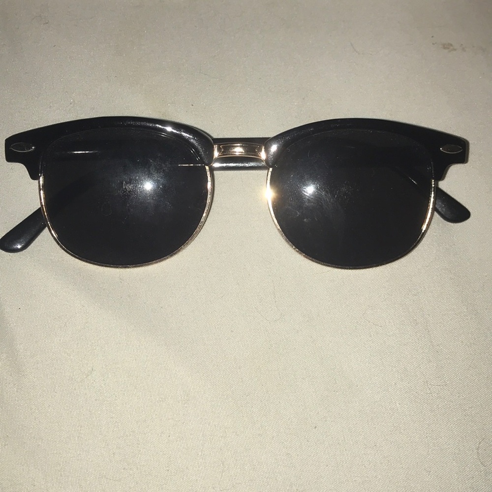 Black sunglasses with rose gold trim